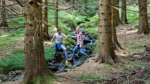 Hiking for two - Wellness-Hotels & Resorts Joint hiking experiences are unforgettable - Wellness Hotels & Resorts