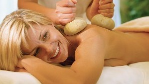 Kräuterstempel Massage | Hotel Sonnengut | Bad Birnach | Niederbayern Pure Entspannung mit Kräuterstempeln | Hotel Sonnengut | Bad Birnach