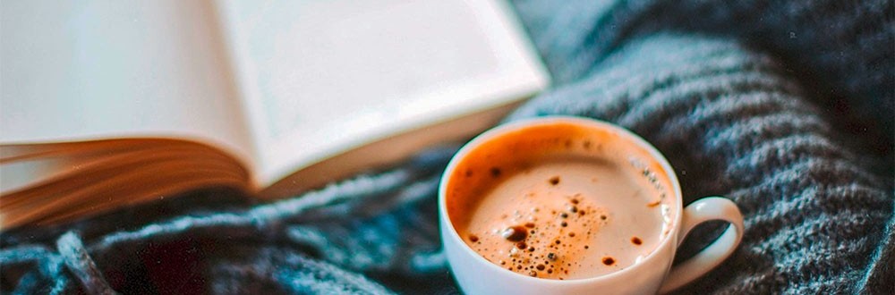 Buchtipp - Diese Bücher sollten Sie unbedingt lesen Gemütlichkeit heißt: Eine heiße Tasse Kaffee und ein gutes Buch