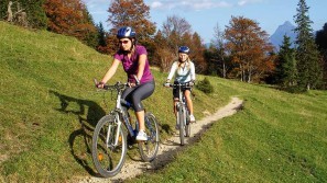Radfahren im Wellnessurlaub - Urlaubs- und Wellness-Hotel Sommer | Füssen Mountainbike-Tour durch die Allgäuer Landschaft - Urlaubs- und Wellness-Hotel Sommer | Füssen
