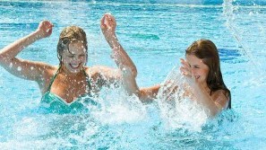 Spaß im Pool mit den Freundinnen - Freund | Das Hotel & Spa Resort | Oberorke Spaß im Pool mit den Freundinnen - Freund | Das Hotel & Spa Resort | Oberorke