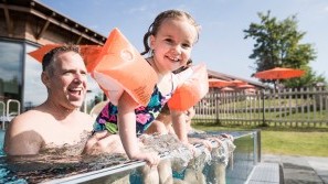 Allgäuer Berghof - Daddy time in the Berghof pool Daddy time in the Berghof pool | Allgäuer Berghof