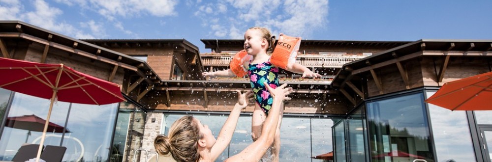 Allgäuer Berghof - Mama-Zeit im Berghof Pool Mama-Zeit im Berghof Pool | Allgäuer Berghof