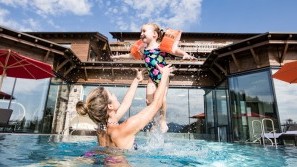 Allgäuer Berghof - Mothers' time in the Berghof pool Mummy time in the Berghof pool | Allgäuer Berghof