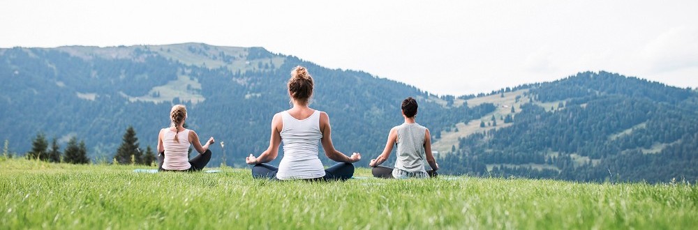 Family and Wellness Hotel Allgäuer Berghof - Gunzesried-Ofterschwang - Allgäu - In harmony with nature Yoga on the meadow | Family and Wellness Hotel Allgäuer Berghof - Gunzesried-Ofterschwang - Allgäu