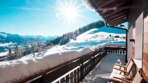 Allgäuer Berghof - Balkon mit Blick auf die Berglandschaft und Skipiste Balkon mit Blick auf die Berglandschaft und Skipiste | Allgäuer Berghof