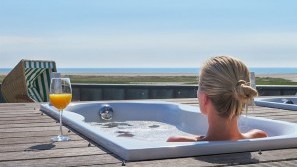 Ambassador Hotel & Spa - Nordfriesland/Nordsee - Whirlpool Blick aus dem Whirlpool auf die Nordsee | Ambassador Hotel & Spa - Nordfriesland/Nordsee