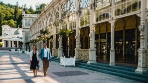Falkensteiner Spa Resort Marienbad - Kurkolonaden Paar vor den Kurkolonaden | Falkensteiner Spa Resort Marienbad