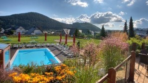 Familien- & Wellnesshotel Sonnenpark - Sauerland - Aussenpool im Sommer Aussenpool im Sommer | Familien- & Wellnesshotel Sonnenpark - Sauerland