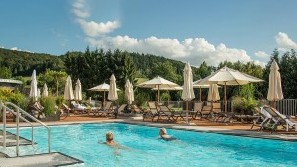 Göbel's Schlosshotel Prinz von Hessen - Nordhessen - Außenpool Schwimmen im Außenpool | Göbel's Schlosshotel Prinz von Hessen - Nordhessen