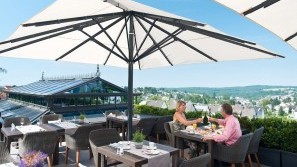 Hotel Heinz - Westerwald - Paar speist auf der Terrasse Paar speist auf der Terrasse | Hotel Heinz - Westerwald