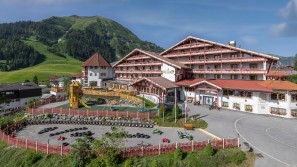 Familotel Kaiserhof - Tyrolean Zugspitz Arena Exterior view of the hotel complex Hotel Kaiserhof, Tyrol