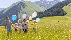 Sommerurlaub in Tirol mit Wellness und Wandern – Familotel Kaiserhof Abenteuer-Wanderwege für Kinder in Tirol – Familotel Kaiserhof