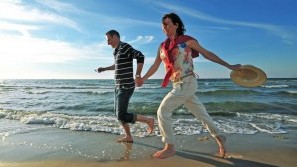 Hotel Neptun – Rostock-Warnemünde | Ostsee | Laufen am Strand Gönnen Sie sich eine Auszeit direkt an der Ostsee im Hotel Neptun – Rostock-Warnemünde