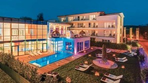 Lifestyle Resort Zum Kurfürsten - Das Poolhaus am Abend | Bernkastel-Kues | Mosel Abendstimmung am Pool - Lifestyle Resort Zum Kurfürsten - Bernkastel-Kues | Mosel