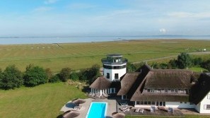 Lundenbergsand Nordsee Hideaway & Spa - Panorama auf Leuchtturm Panorama auf Leuchtturm am Lundenbergsand Nordsee Hideaway & Spa, Wattenmeer, Husum