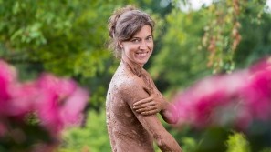Menschels Vitalresort - Garten Frau beim Lehmbad im Garten von Menschels Vitalresort, Naheland, Meddersheim, Bad Sobernheim