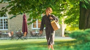 Menschels Vitalresort – Park Frau im Bademantel im Park von Menschels Vitalresort, Naheland, Meddersheim, Bad Sobernheim