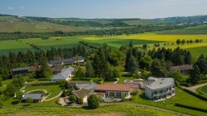 Menschels Vitalresort – Luftaufnahme Die Häuser und der Park von Menschels Vitalresort, Naheland, Meddersheim, Bad Sobernheim in der Landschaft