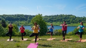 Michels Wohlfühlhotel - Schalkenmehren - Vulkaneifel - Yogakurs am Schalkenmehrener Maar Yogakurs mit Deepti Statnik am Schalkenmehrener Maar - Michels Wohlfühlhotel - Schalkenmehren - Vulkaneifel