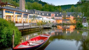 Molitors Mühle Hotel & Spa - Abendstimmung Blick über den Mühlteich auf Terrasse und Saunahaus des Molitors Mühle Hotel & Spa, Vulkan-Eifel, Eisenschmitt