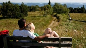 Nationalpark-Hotel Schliffkopf - Natur-Entspannung Ein Paar entspannt auf einer Sonnenbank mit Aussicht am Nationalpark-Hotel Schliffkopf, Baden-Württemberg, Schwarzwald, Schliffkopf-Baiersbronn
