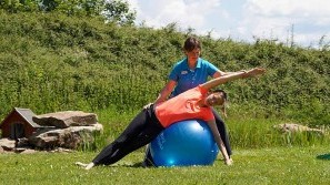 Nationalpark-Hotel-Schliffkopf - Gymnastik Gymnastik mit Trainerin auf einem großen Ball im Garten des Nationalpark-Hotel Schliffkopf, Baden-Württemberg, Schwarzwald, Schliffkopf-Baiersbronn