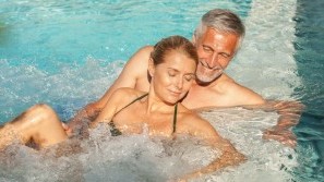 Hotel Deimann - Paar im Pool Paar bei Sonnenschein im Außenpool des Hotel Deimann, Schmallenberg, Hochsauerland