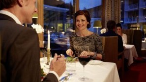 Hotel Deimann - Restaurant Paar im Restaurant Teichpavillon beim stilvollen Abendessen im Hotel Deimann, Schmallenberg, Hochsauerland