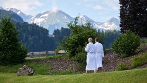 Schuele's Gesundheitsresort & Spa - Allgaeu | Bavaria - taking a walk through the garden a couple in bathrobes taking a walk through the garden - Schuele's Gesundheitsresort & Spa | Allgaeu | Bavaria