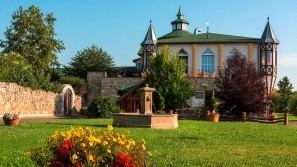 Wellnesshotel Seeschlößchen | Privat-SPA & Naturresort – Niederlausitz/Brandenburg - Brunnenwiese mit Haus am Schlossteich Brunnenwiese mit Haus am Schlossteich - Wellnesshotel Seeschlößchen | Privat-SPA & Naturresort – Niederlausitz/Brandenburg
