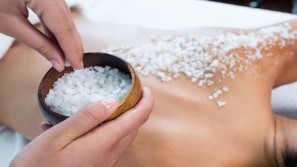 Strandhotel Ostseeblick - Meersalz Peeling Grobes Meersalz auf der Haut drappiert im Strandhotel Ostseeblick, Seebad Heringsdorf