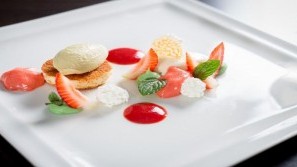 Strandhotel Ostseeblick - Dessert Teller mit Mousse, Erdbeeren und Pfefferminzblättchen im Strandhotel Ostseeblick, Seebad Heringsdorf