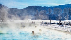 Wellness im Außenpool im Winter - Urlaubs- und Wellness-Hotel Sommer - Füssen Pool in schneebedeckter Landschaft - Urlaubs- und Wellness-Hotel Sommer - Füssen