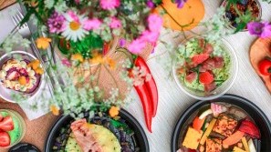 Reich gedeckter Tisch Reich gedeckter Tisch mit Speisen