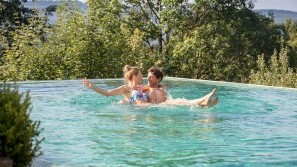 Badespaß zu zweit - Wellness-Hotels & Resorts Paar im Pool - Wellness-Hotels & Resorts
