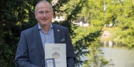 PM Ntv Online-Portale Award 2018 Online-Award in den Händen von Michael Altewischer