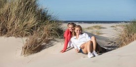 Wellness in den Wechseljahren Mutter und Tochter am Dünenstrand