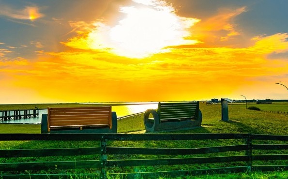 Wellness in der Hafenstadt Husum | Norsee | Schleswig-Holstein Sonnenuntergang mit Blick auf die Nordseeküste in Husum