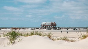 Wellness in St. Peter-Ording | Nordfriesland | Nordsee Pfahlbauten als Wahrzeichen am Sandstrand von St. Peter-Ording | Nordsee