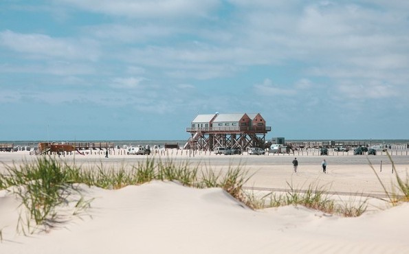 Wellness in St. Peter-Ording | Nordfriesland | Nordsee Pfahlbauten als Wahrzeichen am Sandstrand von St. Peter-Ording | Nordsee