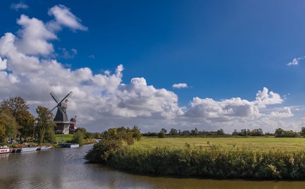 Wellness in Niedersachsen Ostfriesischer Kanal mit Windmühle in Greetsiel | Niedersachsen