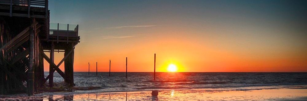 Wellness an der Nordsee in St.-Peter-Ording erleben Sonnenuntergang am Strand von St.-Peter-Ording in Nordfriesland