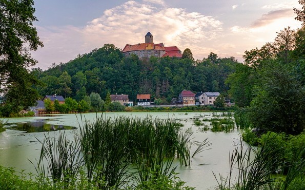 Wellness in Sachsen Blick zur Burg Schönfels im Vogtland