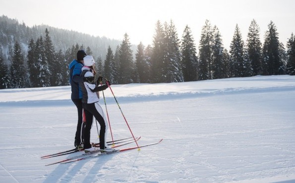 Aktiv und fit im Wellnessurlaub: Gemeinsam Ski fahren - Hubertus unplugged Gemeinsam Ski fahren im Wellnessurlaub - Hubertus unplugged