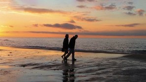 Thalasso - Die Kraft des Meeres im Wellnessurlaub - Hotel Neptun | Warnemünde Spaziergang am Strand vor Sonnenuntergang - Hotel Neptun | Warnemünde
