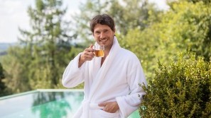 Zeit für uns Männer mit Wellness - Wellness Hotels & Resorts Mit einer Tasse Tee am Pool entspannen - Wellness-Hotels & Resorts