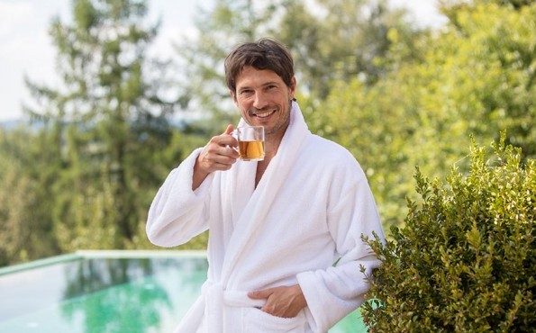 Time for us men with wellness - Wellness Hotels & Resorts Relax with a cup of tea by the pool - Wellness Hotels & Resorts