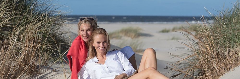 Zeit für uns: Mutter und Tochter am Strand von Norderney - Wellness-Hotels & Resorts Mutter-Tochter-Wellness an der Nordsee - Wellness-Hotels & Resorts