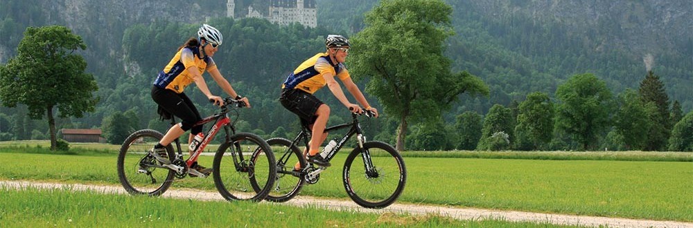 Aktiv und Fit mit dem Rad im Wellnessurlaub - Urlaubs- und Wellness-Hotel Sommer | Füssen Radfahren in Bayern mit Blick auf Schloss Neuschwanstein - Urlaubs- und Wellness-Hotel Sommer | Füssen
